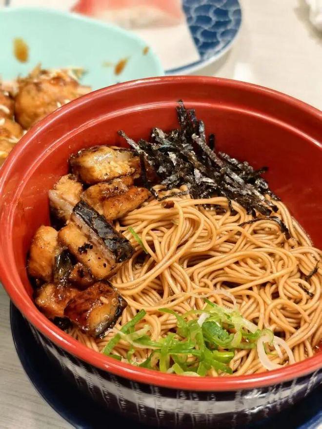 ！杭州年轻人扎堆“传送带”今年开一家火一家PG麻将胡了排队2小时就为一口8块钱的它(图2)