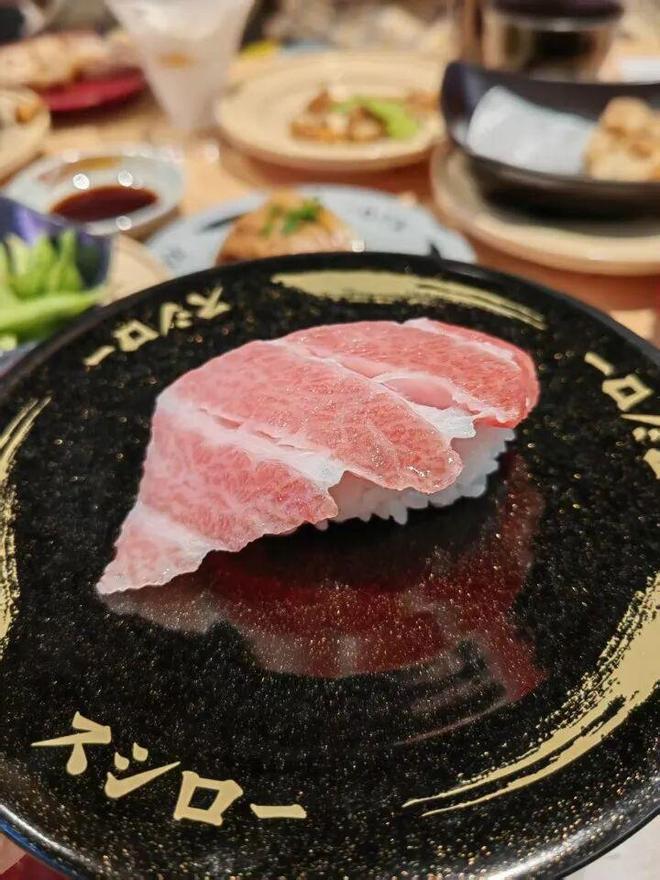 ！杭州年轻人扎堆“传送带”今年开一家火一家PG麻将胡了排队2小时就为一口8块钱的它(图4)