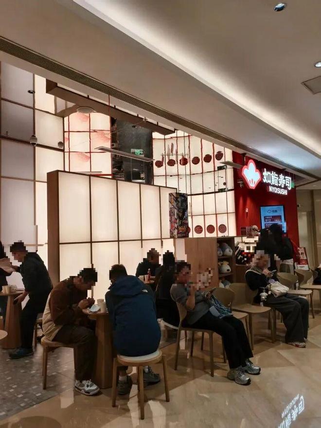 ！杭州年轻人扎堆“传送带”今年开一家火一家PG麻将胡了排队2小时就为一口8块钱的它(图7)